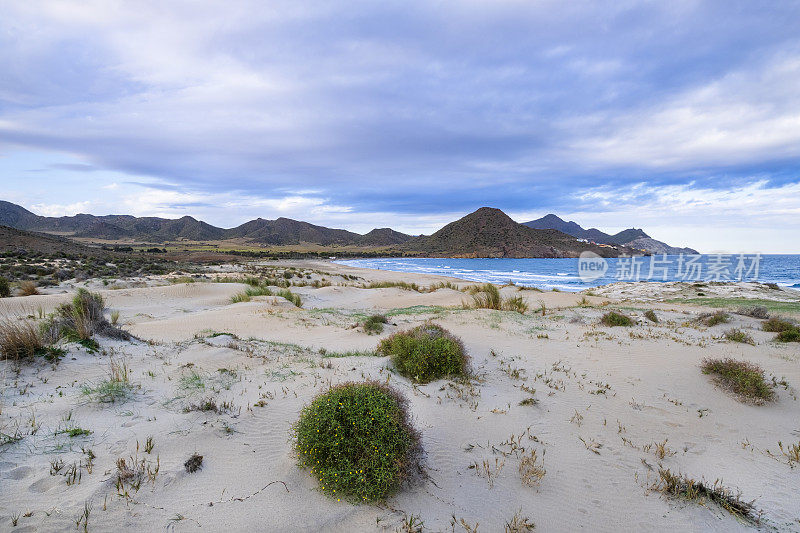 普拉亚德洛斯热那亚，在Cabo de Gata-Níjar自然保护区美丽的海滩之一-西班牙